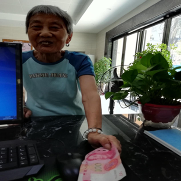 清泉社區(qū)：熱心捐助的劉奶奶